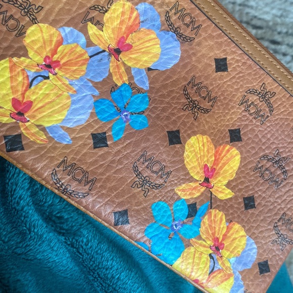 Limited edition MCM small purse has matching Tote sold separately - Picture 4 of 5